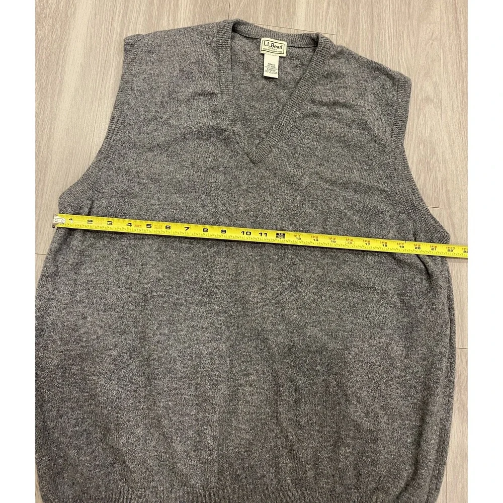LL Bean Men's LambsWool Sweater Vest XL Sleeveless Gray V-neck Pullover Latvia